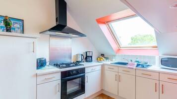 Réfrigérateur, micro-ondes, four, grille-pain