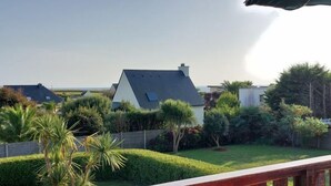 Een woonwijk met huizen, een verzorgd gazon en een houten terras.