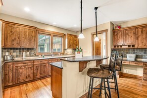 Fridge, microwave, oven, stovetop - Mountain home with private hot tub, deck, grill, fireplace, Ping-Pong, & WiFi (Fraser)