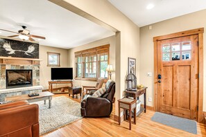 TV, fireplace, ping pong - Mountain home with private hot tub, deck, grill, fireplace, Ping-Pong, & WiFi (Fraser)