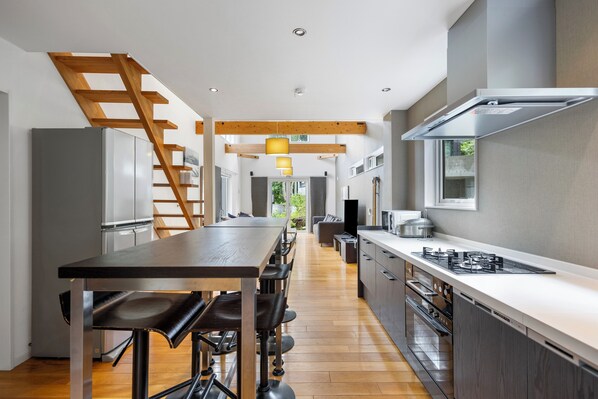 Family House | Private kitchen | Full-size fridge, microwave, stovetop, toaster - Peak (Kutchan)