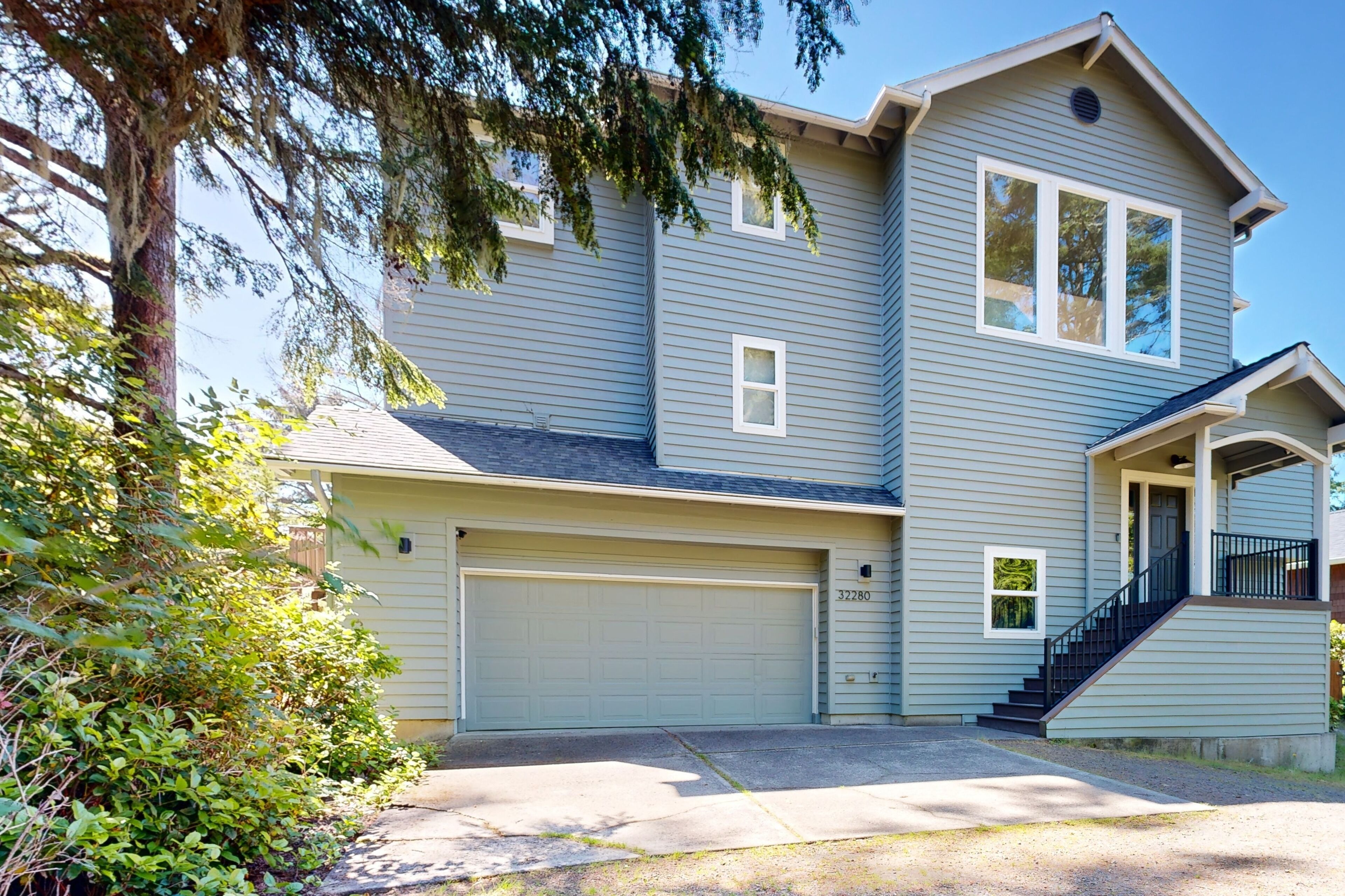 Idyllic Cape retreat with ocean views & private hot tub - walk to state beach