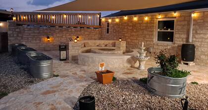 Serene Escape Villa: Pool, Hot Tubs, Games, Sauna, & Steam Room & much more fun!