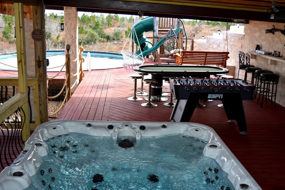 Peaceful getaway: pool, hot tub, games, sauna & steam room and much more fun!