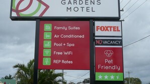 Naamplaatje van Rosebourne Gardens Motel met voorzieningen zoals familiekamers, airconditioning, zwembad en spa, gratis WiFi en huisdiervriendelijk beleid.