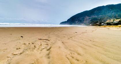 Dog-friendly peaceful sanctuary with private hot tub, foosball, fireplace, W/D