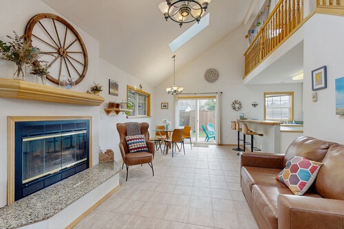 Dog-friendly peaceful sanctuary with private hot tub, foosball, fireplace, W/D