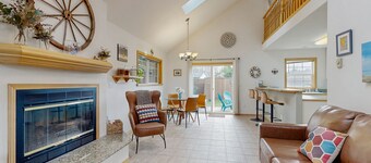 Dog-friendly peaceful sanctuary with private hot tub, foosball, fireplace, W/D