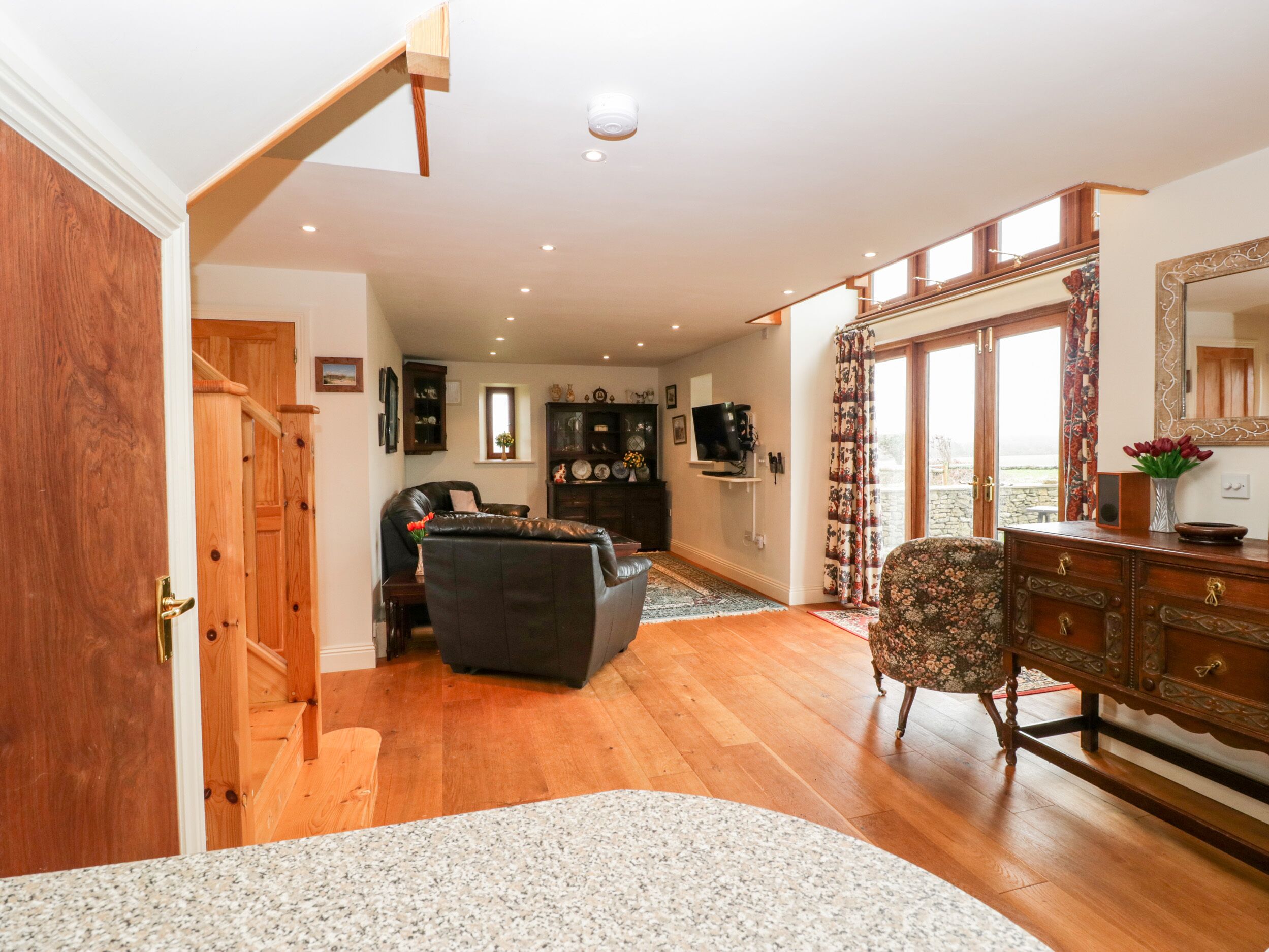 WAREHAMS BARN, family friendly, with a garden in Burton Bradstock