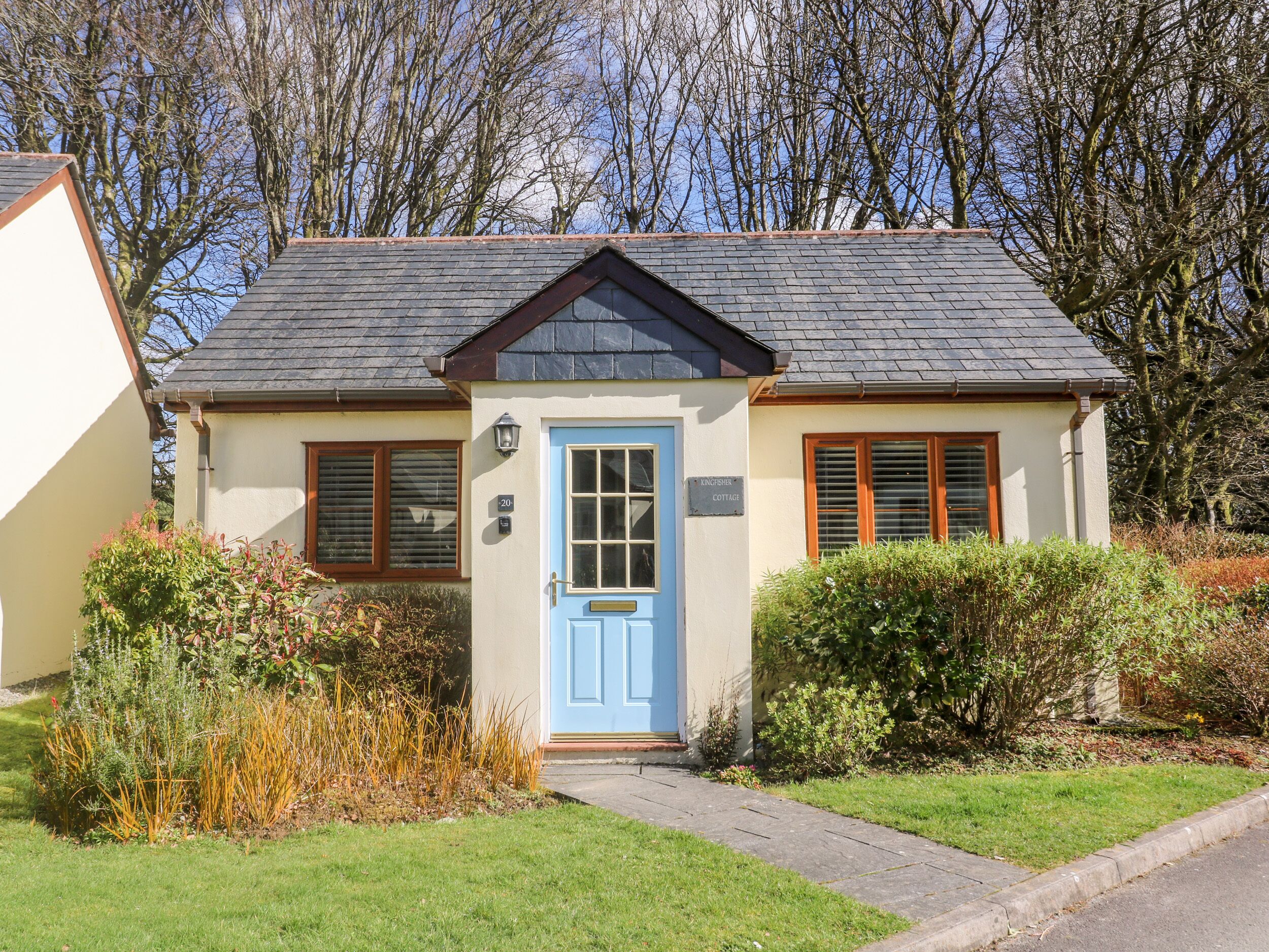 KINGFISHER COTTAGE, pet friendly, with a garden in Camelford