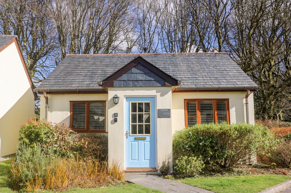 KINGFISHER COTTAGE, pet friendly, with a garden in Camelford