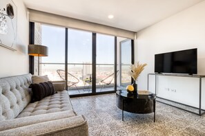 Premium Apartment with Balcony | Living area | 43-inch Smart TV with digital channels, TV - ULIV Revolución Tijuana (Tijuana)