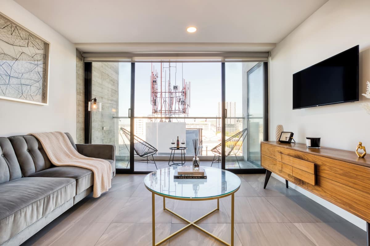 Exclusive Apartment with Balcony | Woonruimte | Een 43-inch smart-tv met digitale zenders en een televisie