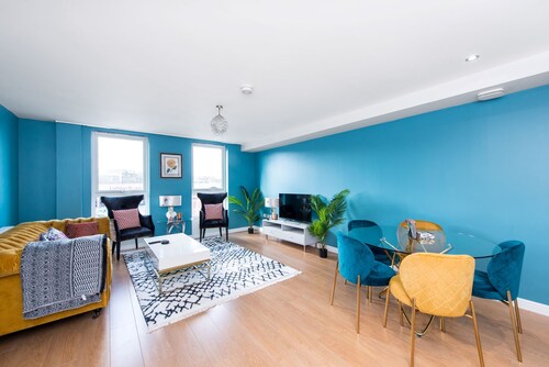 48 Annandale Street  -  Bold, bright child friendly apartment with free parking.