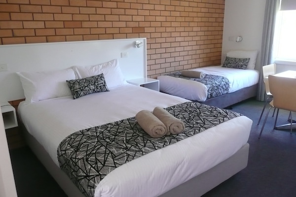 1 多间卧室、办公桌、熨斗/熨衣板、旅行婴儿床