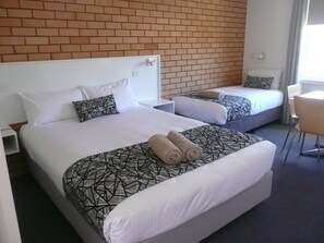 1 dormitorio, escritorio, tabla de planchar con plancha y cuna de viaje