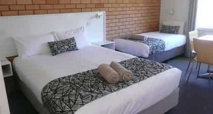 Charming Pet Friendly Family Room with Mineral Pool