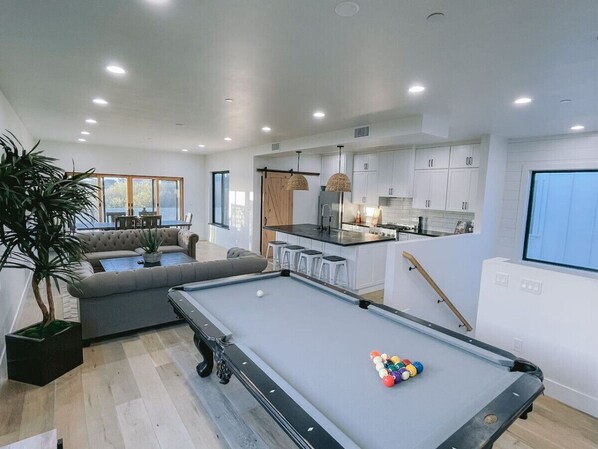 Televisión, videojuegos, tenis de mesa y estéreo 