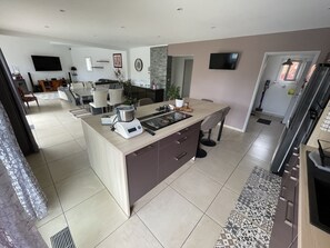 Een magnetron, een vaatwasser, een koffiezetapparaat/waterkoker