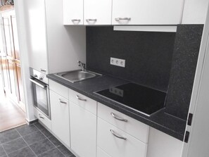 Kühlschrank, Ofen, Geschirrspüler, Wasserkocher mit Kaffee-/Teezubehör