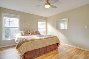 3 bedrooms, iron/ironing board, internet - 3 Mi to Coast: Pool & Serene Pond Views (Ocean View)