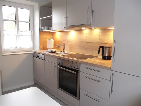 Fridge, oven, dishwasher, coffee/tea maker