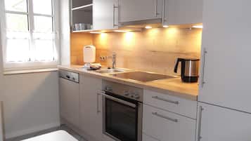 Een koelkast, een oven, een vaatwasser, een koffiezetapparaat/waterkoker