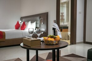 Suite studio supérieure | Literie hypoallergénique, décor unique, ameublement unique, bureau