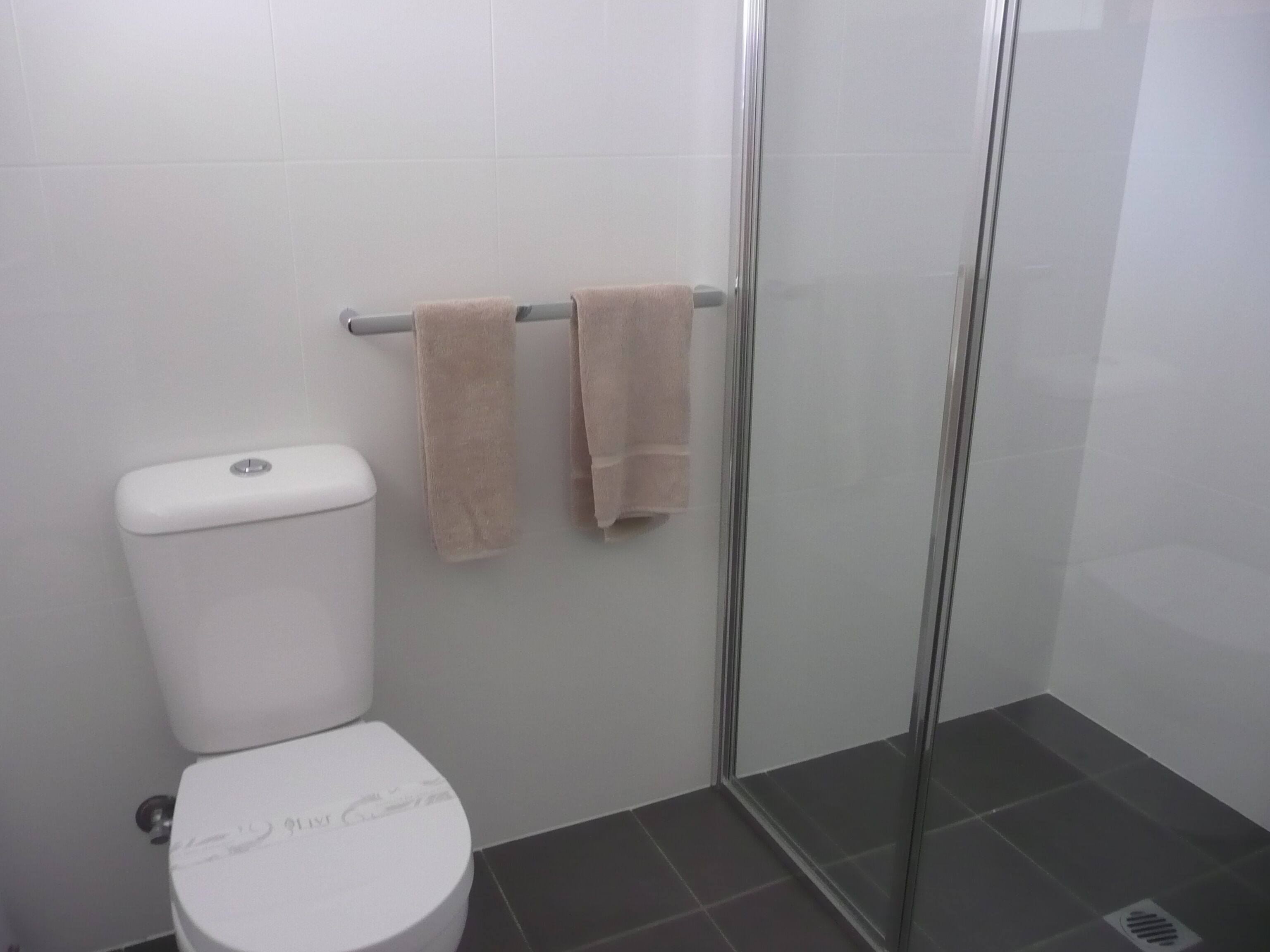 Tina con regadera, secadora de cabello, toallas, jabón 