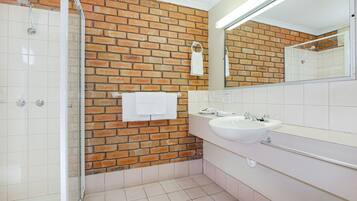 Deluxe Double or Twin Room | Bathroom