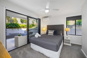 4 slaapkamers, een bureau, een strijkplank/strijkijzer, reisbedje