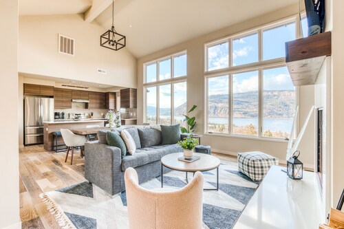 Modern mountain & river-view house with balcony, deck, gym, and WiFi