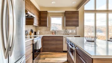 Geladeira, micro-ondas, fogão, cooktop