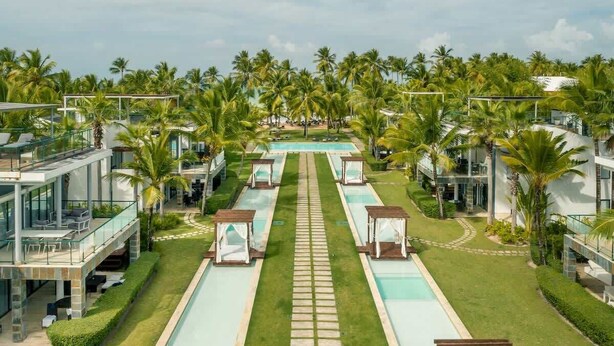A resort with a central swimming pool, multiple guest villas, and palm trees. - Apartment for 5 with Balcony and Jacuzzi Oasis (Las Terrenas)