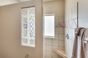 Articles de toilette gratuits, sèche-cheveux, serviettes fournies