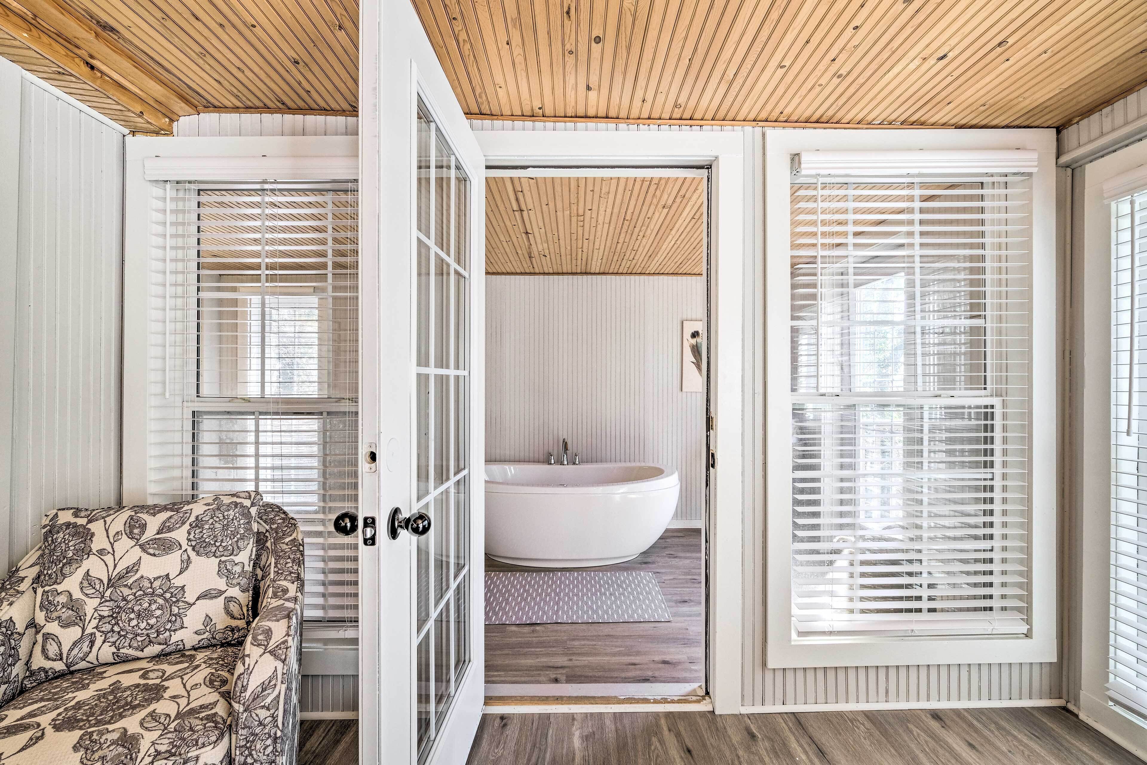 Eclectic 'Osage Cottage' in Historic District