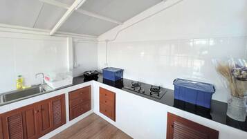Geladeira, micro-ondas, cooktop, chaleira elétrica
