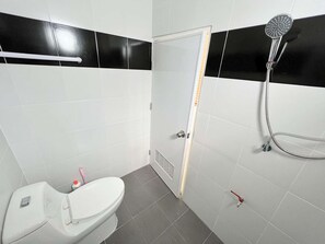 Douche, séchoir à cheveux, serviettes fournies, shampooing