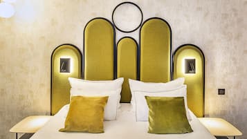 Ein Hotelzimmer mit einem modernen Kopfteil, zwei Nachttischen und zwei Kissen.