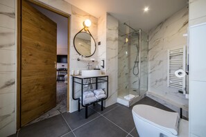 Eco-friendly toiletries, hair dryer, towels - Best Western Le Relais du Vigneron (Blancs-Coteaux)
