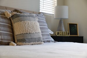 4 bedrooms, iron/ironing board, WiFi, bed sheets - Modern Home with Lake View in the Heart of Gilbert (Gilbert)