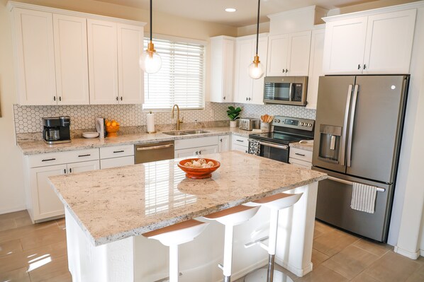 Microwave, dishwasher, coffee/tea maker, cookware/dishes/utensils - Modern Home with Lake View in the Heart of Gilbert (Gilbert)