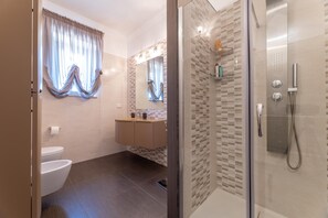 Shower, bidet, towels