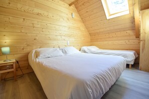 4 bedrooms, iron/ironing board, free WiFi, bed sheets