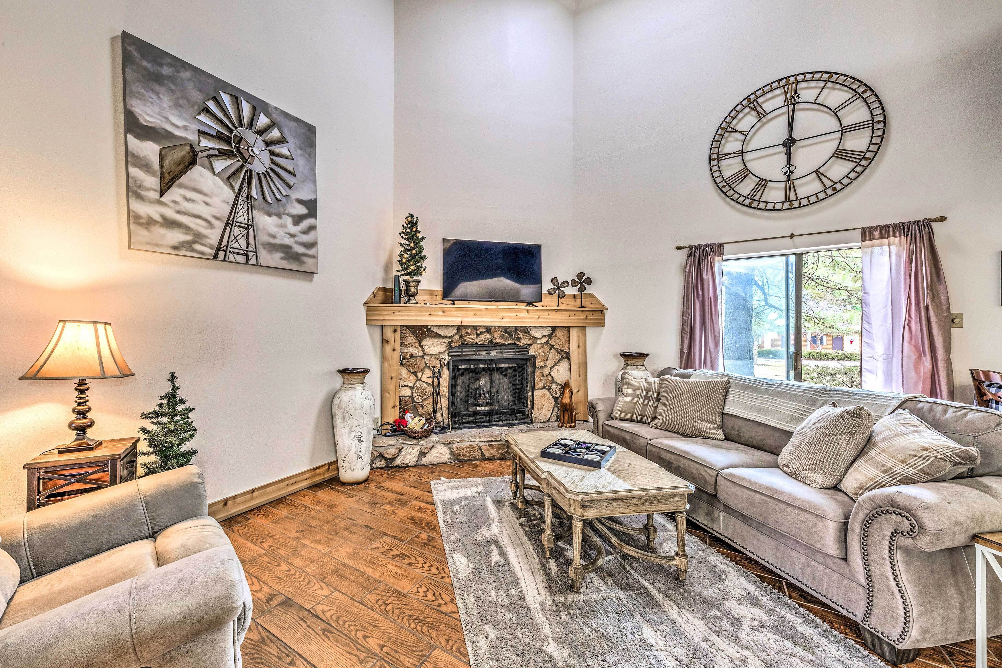 Charming Ruidoso Condo w/ Golf Course View!