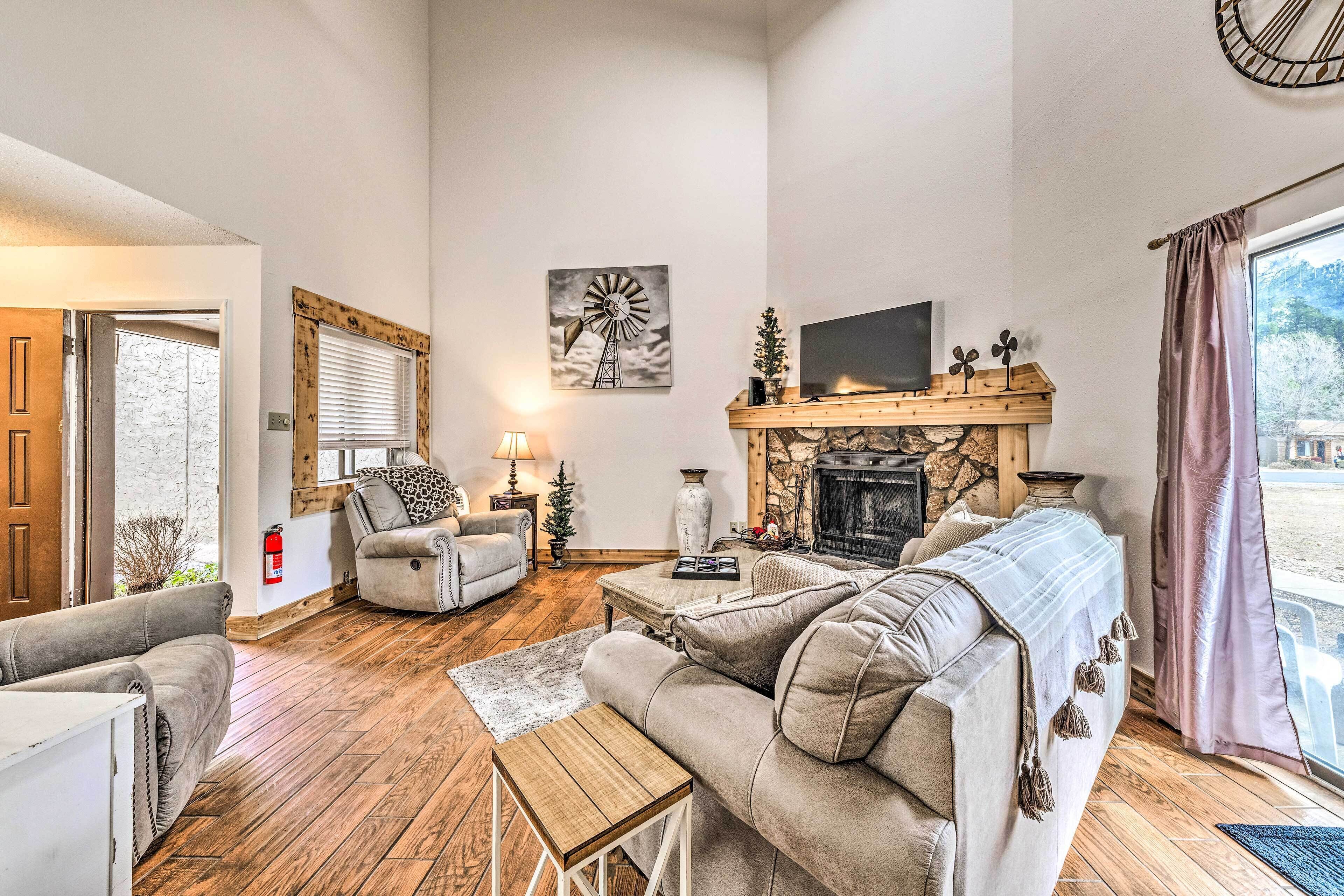 Charming Ruidoso Condo w/ Golf Course View!