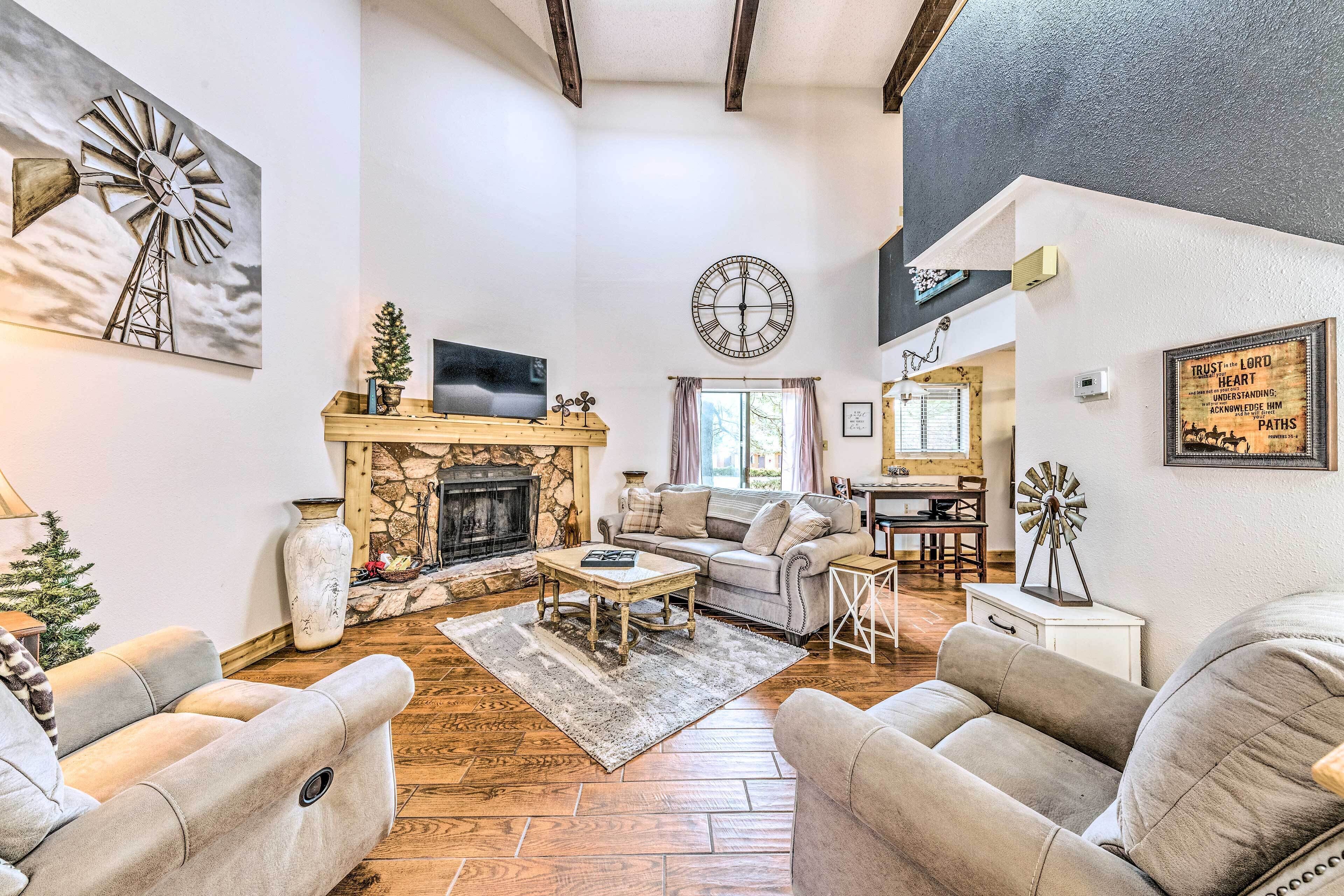 Charming Ruidoso Condo w/ Golf Course View!