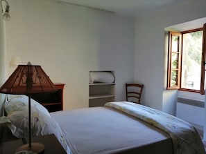 2 chambres, fer et planche à repasser, lit de bébé portatif