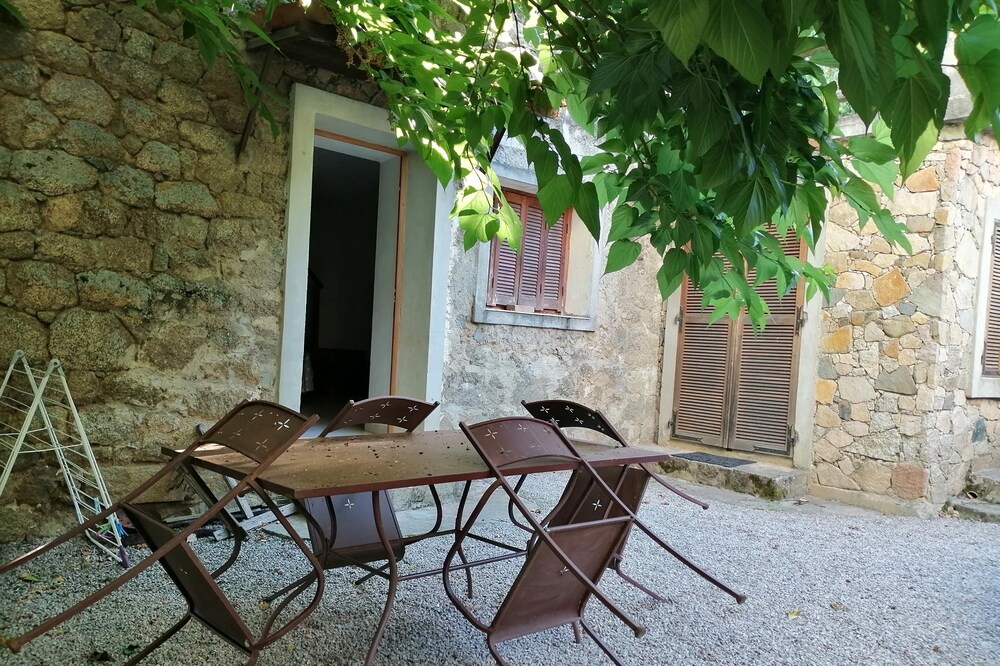 Renovated house ideally located, Beach/mountain