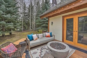 Terrace/patio - Serene Sun Valley Home w/ Hot Tub & Mtn Views (Sun Valley)